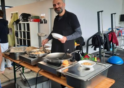 Frisch gekochtes Essen für die Teilnehmenden beim Sparringstreffen No. 16