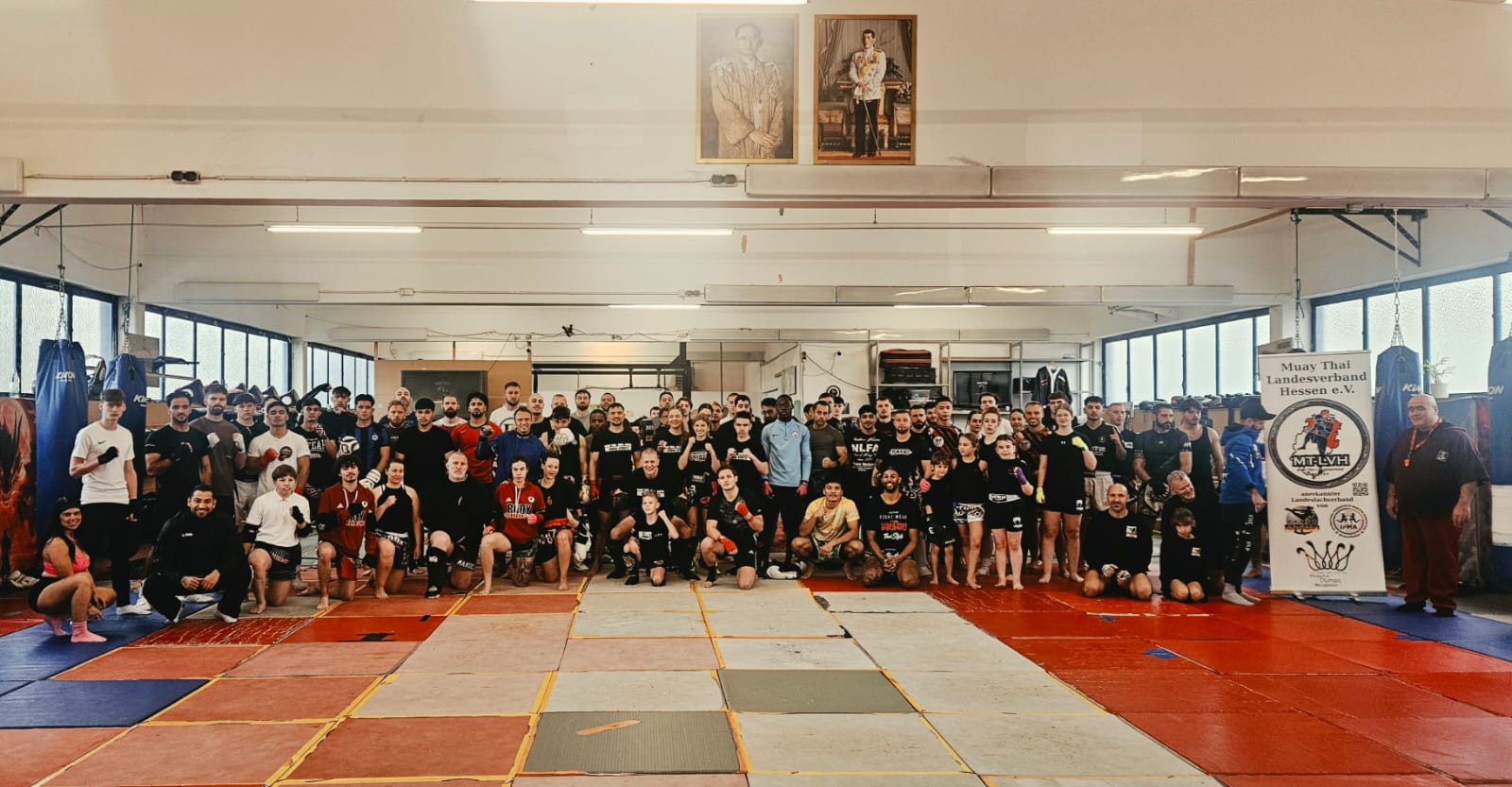 Gruppenfoto aller Teilnehmenden beim Sparringstreffen No. 16 im KOI Gym Frankfurt